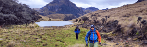 Reisende unterwegs auf Wanderung in Ecuador