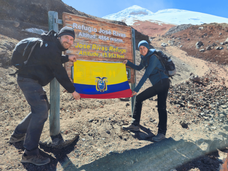 Wanderer an der Schutzhütte unterhalb des Cotopaxi in Ecuador