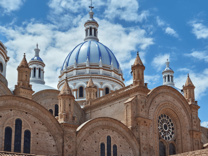 Neue Kathedrale von Quito mit ihren markanten blauen Kuppeln