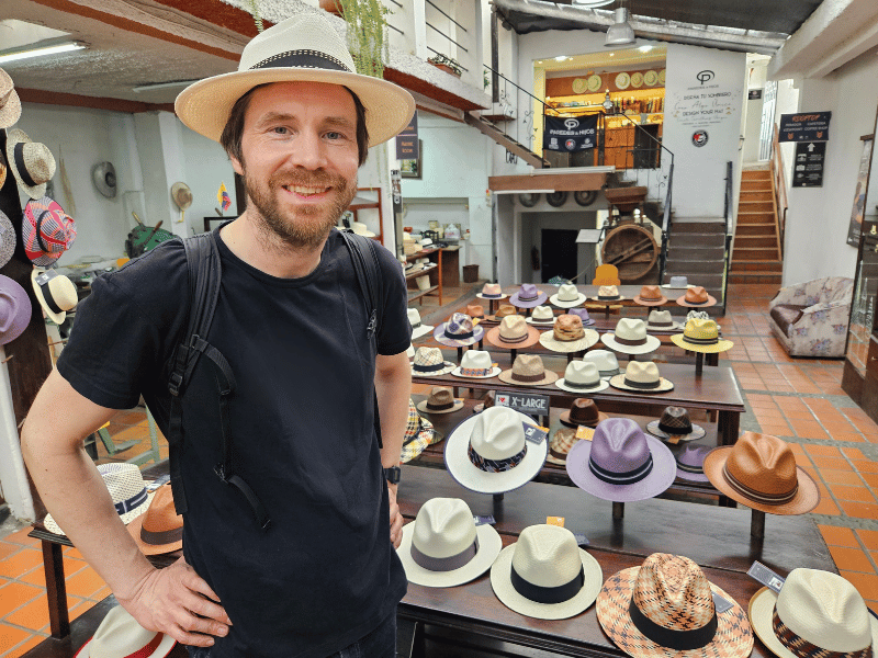 Reisender in der Hutfabrik in Cuenca