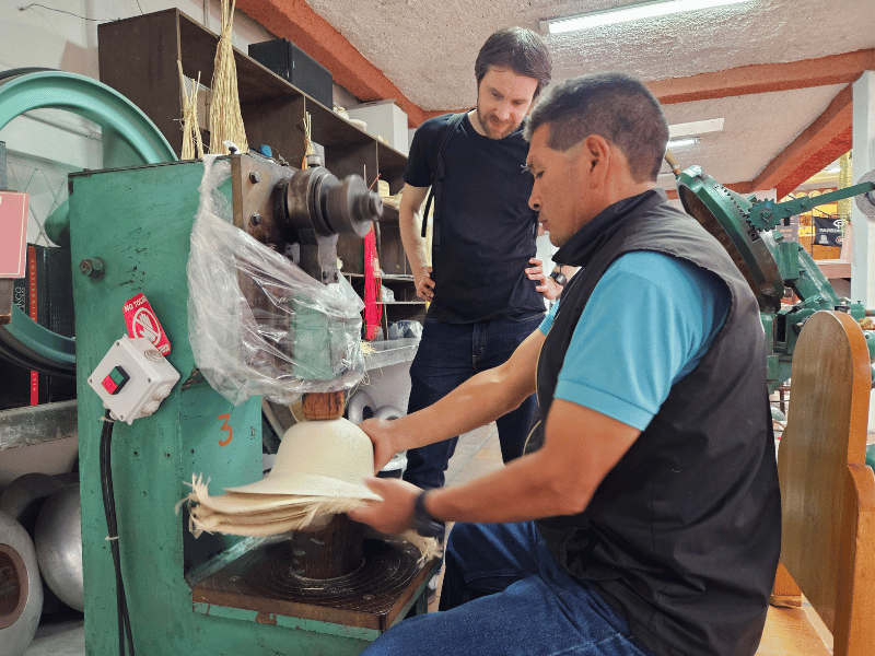 Reisender in Hutfabrik in Cuenca