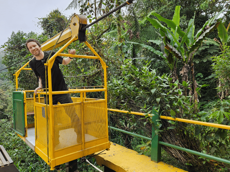 Reisender in einfacher Seilbahn in Mindo