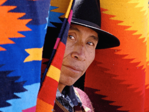 Indio auf einem Markt in Otavalo