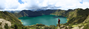 Mann am Rand des Quilotoa Kratersees