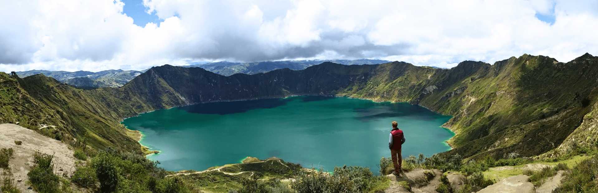 Mann am Rand des Quilotoa Kratersees