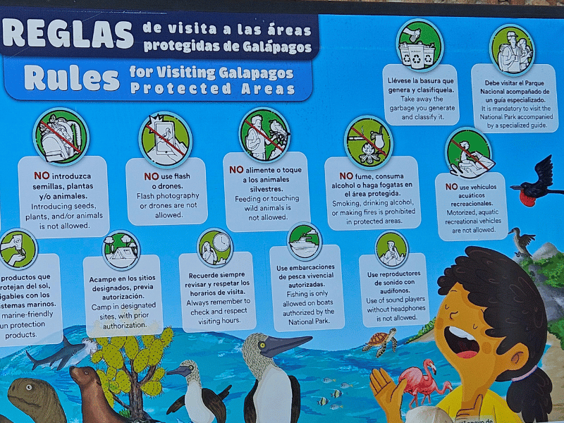 Schild mit Regeln für Aufenthalt auf Galapagos