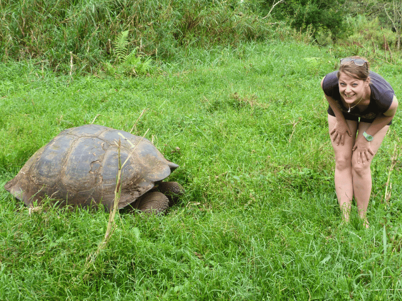 Frau mit Riesenschildkröte auf Santa Cruz, Galapagos