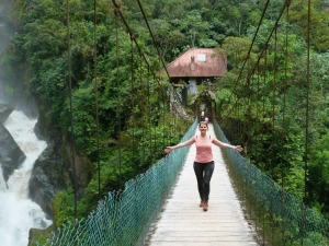 Frau auf einer Hängebrücke bei Banos, Ecuador