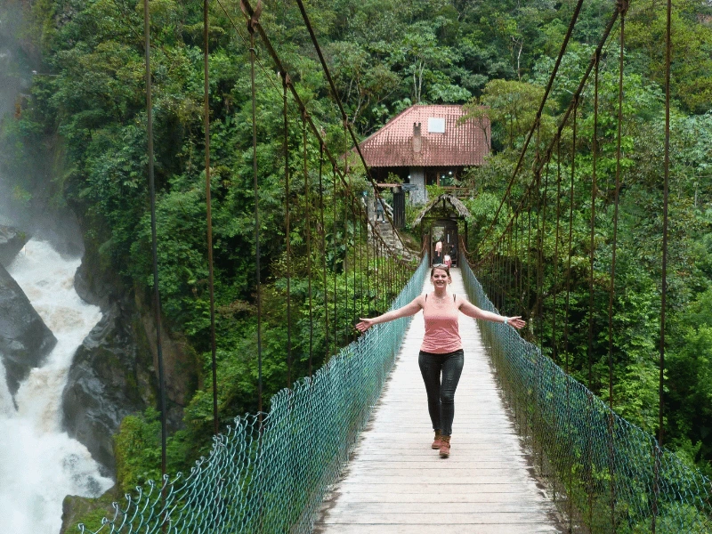 Frau auf einer Hängebrücke bei Banos, Ecuador