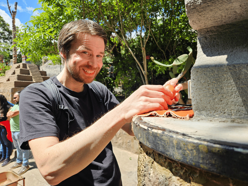 Mann beim Eier-Experiment in Zwei Frauen in Mitad del Mundo