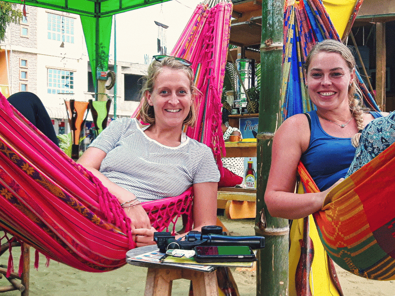 Reisende in Hängematten in Puerto Lopez