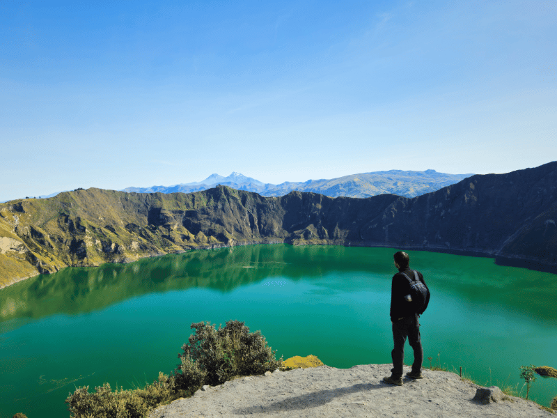 Mann vor Quilotoa Lagune in Ecuador