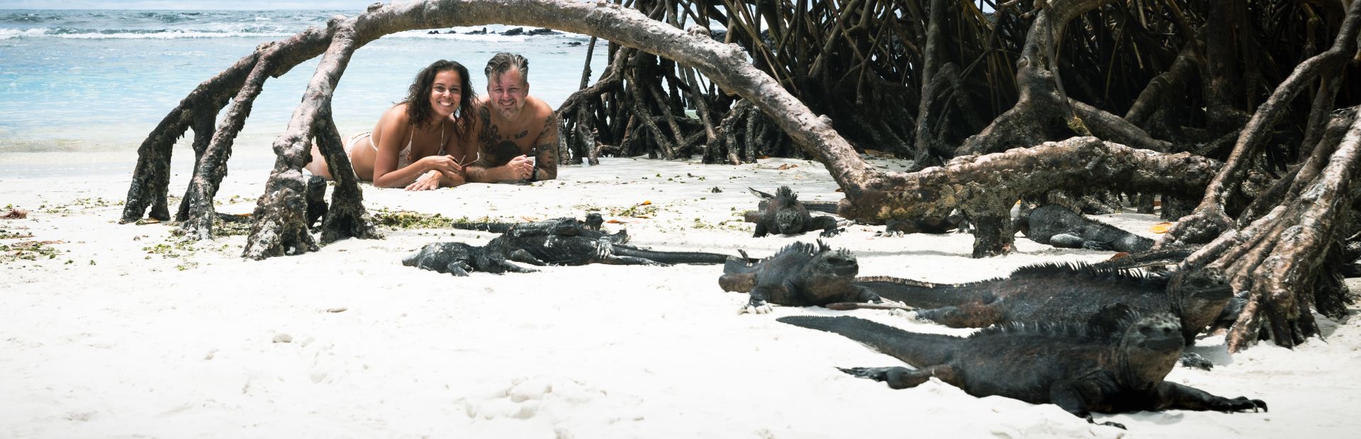 Paar am Tortuga Bay mit Iguanas