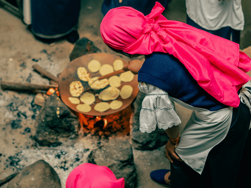 Einheimische beim Kochen in Ecuador