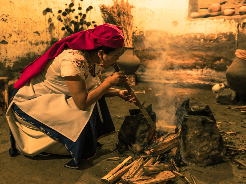 Einheimische beim Kochen in Ecuador