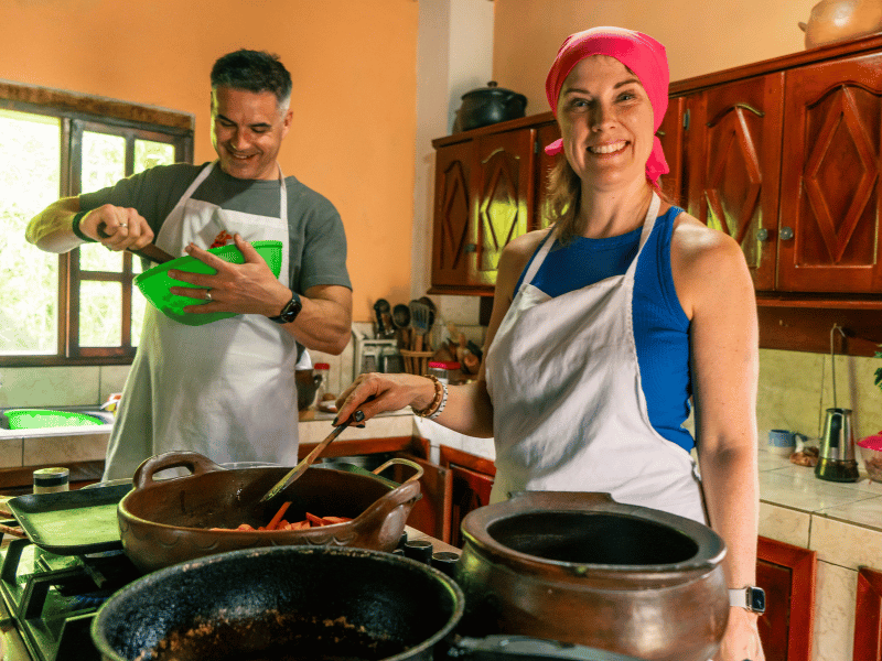 Reisende beim Kochkurs in Ecuador
