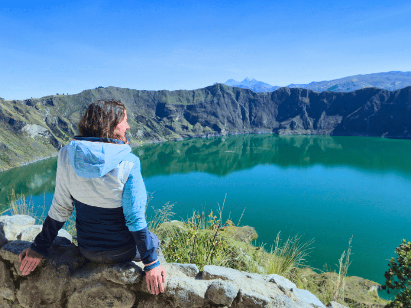 Frau genießt Aussicht über Quilotao Lagune