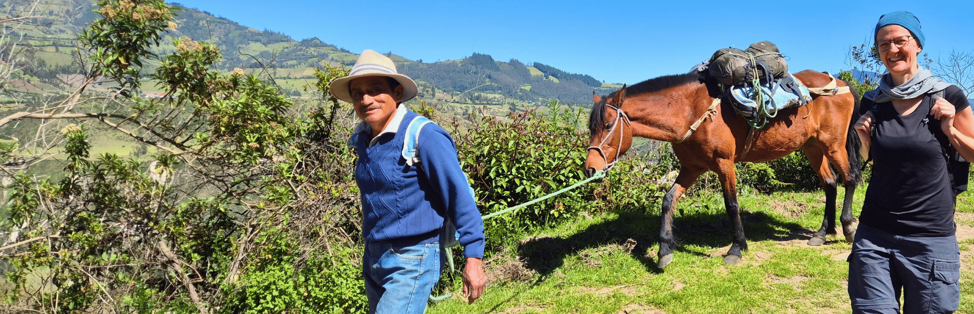 Reisende und Guide beim Trekking nahe Quilotoa
