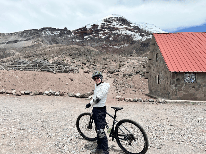 Reisende auf einem Fahrrad vor der Downhill Tour vom Chimborazo, Ecuador