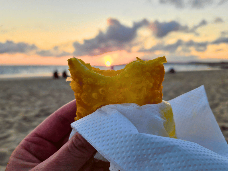 Empanada am Strand auf Isabela auf Galapagos in Ecuador