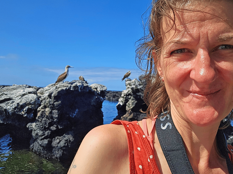 Frau mit Blaufusstoelpel auf Isabela auf Galapagos in Ecuador