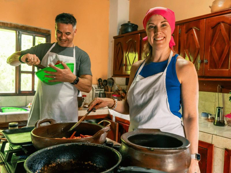 Reisende beim Kochkurs in Ecuador