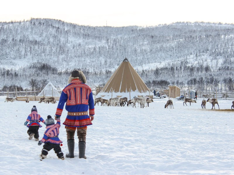Kinder im Sami Dorf in Norwegen
