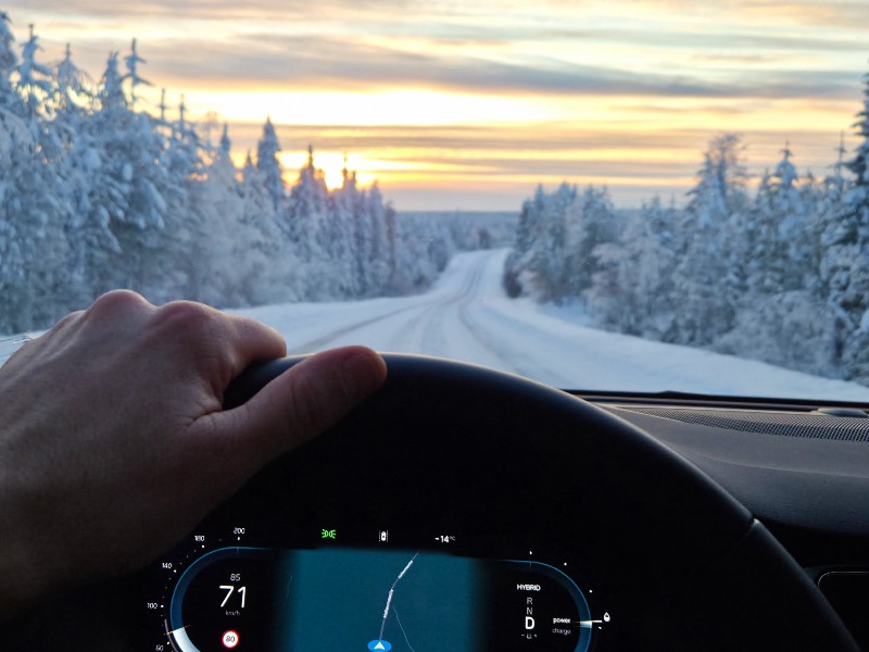 Auto in Lappland im Winter