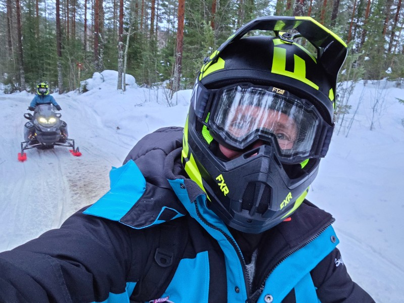 Reisender auf dem Schneemobil, Finnisch-Lappland