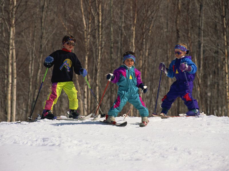Kinder beim Skifahren in Lappland