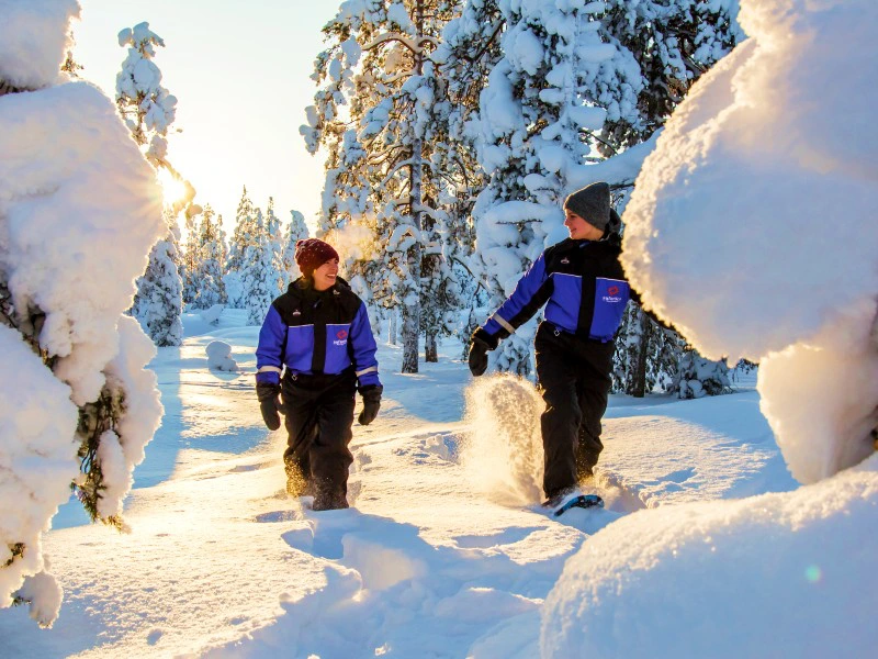 Reisende laufen durch den Schnee, Finnisch-Lappland