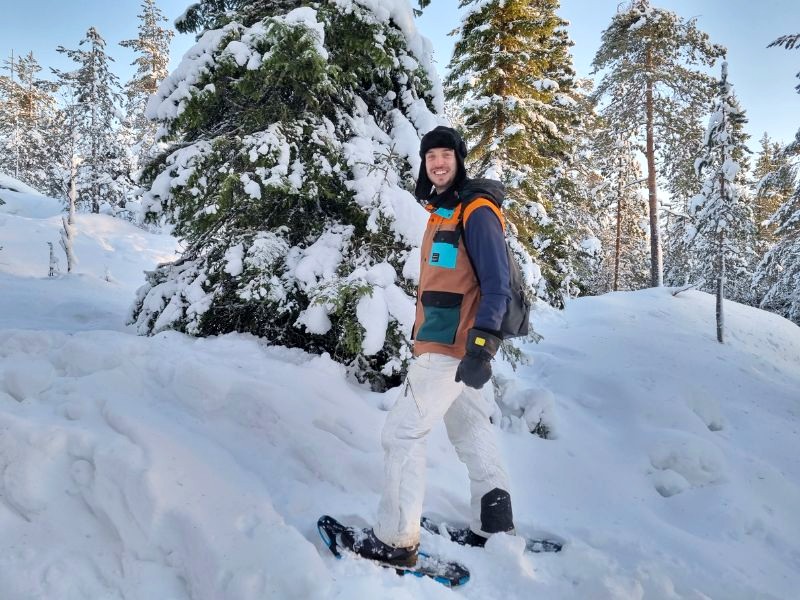 Reisender bei Schneeschuhwanderung in Ylläs, Finnland