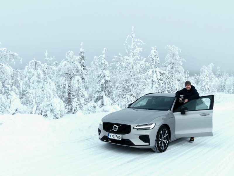 Auto auf verschneiter Straße in Finnland