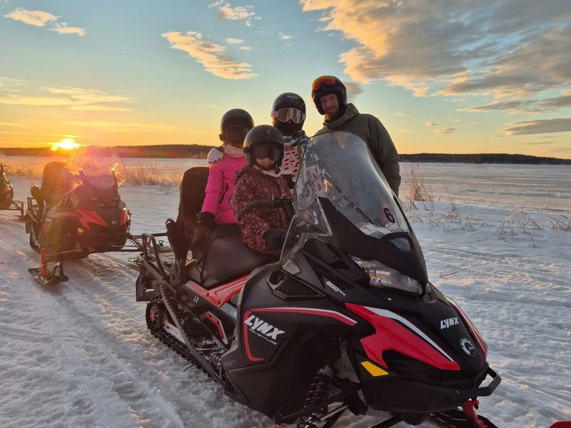Familie mit den Schneemobil in Lappland