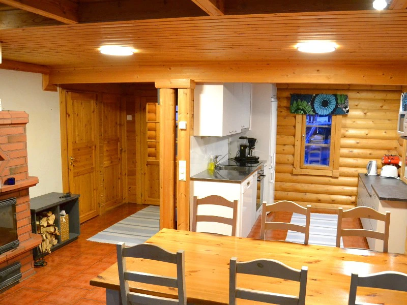 Esstisch der Hütte in Pyhä