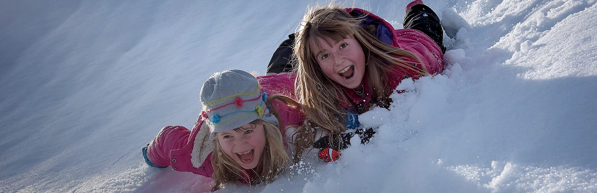 Kinder im Schnee in Lappland