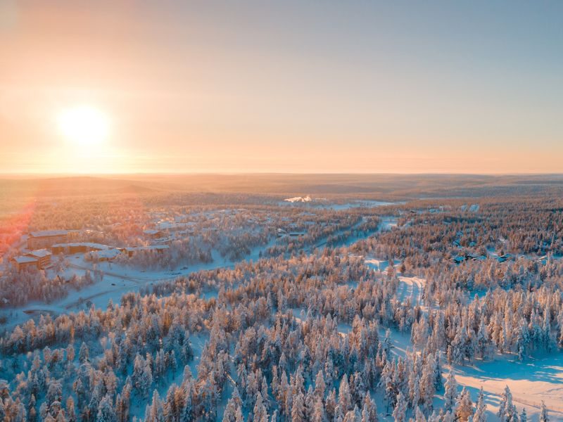 Verschneite Waldlandschaft in Finnland