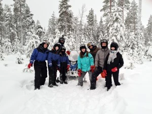 Gruppe im Schnee in Rovaniemi, Lappland