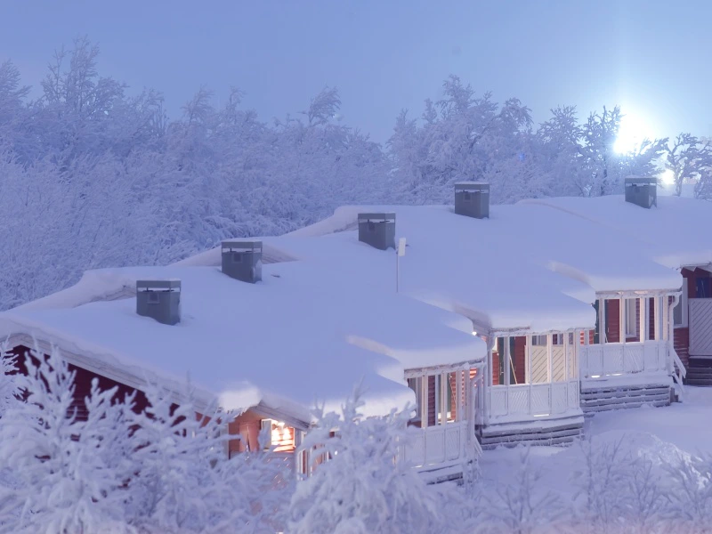 Verschneite Hütten in Kiruna