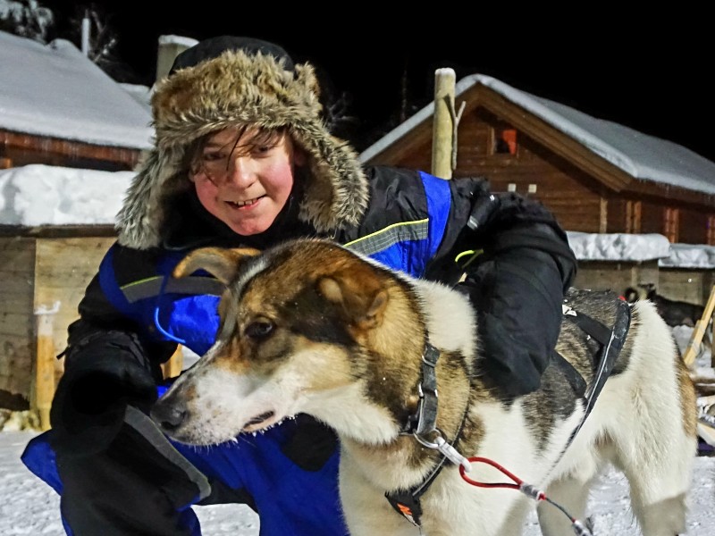 Frau mit Husky in Lappland