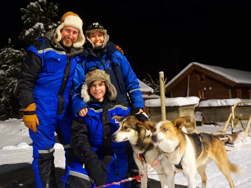 Familie mit Husky in Norwegen
