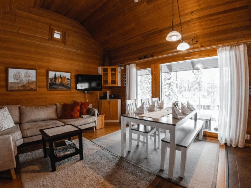 Wohnzimmer in der Hütte in Ylläs, Finnland