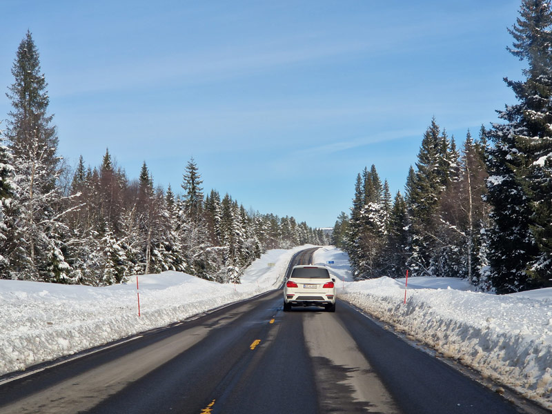 Auto im verschneiten Finnland