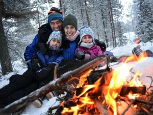 Familie am Lagerfeuer in Lappland