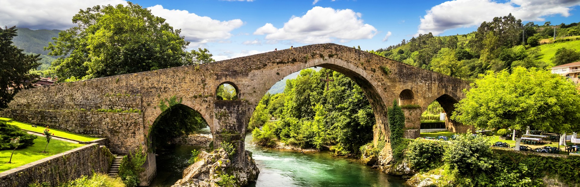 Brücke über Fluss in den Picos de Europa