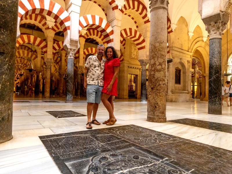 Paar in der Mezquita in der Stadt Cordoba, Spanien