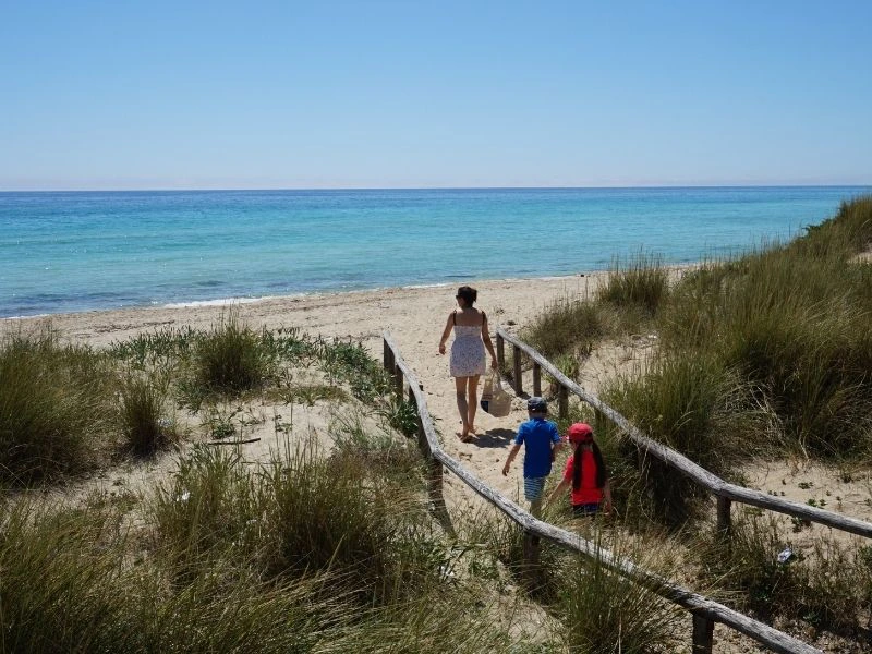 Familie am Strand, Spanien