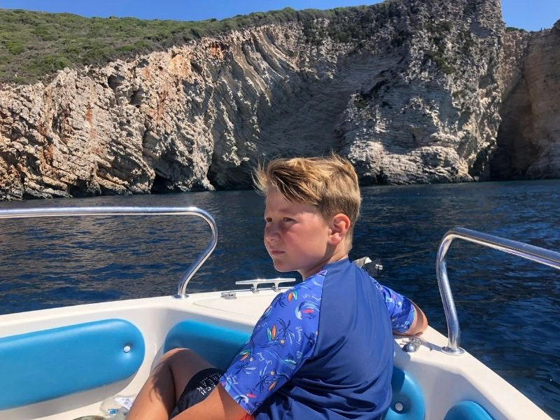 Kind auf Boot an der Küste von Cadiz, Spanien