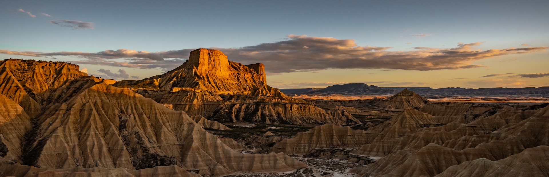 Blick auf Felsformationen der Halbwüste Bardenas Reales, Spanien