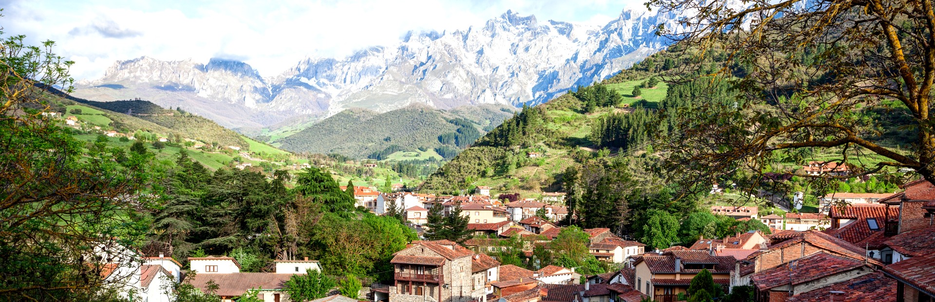 Blick auf Dorf in Nordspanien